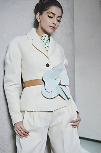 सोनम के इस स्टाइलिश अंदाज को देखने के लिए फैंस इंस्टाग्राम पर उनकी तस्वीरें शेयर करने का इंतजार करते हैं.