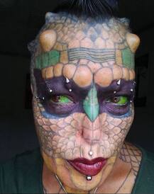 ड्रैगन बनने के लिए इस महिला ने खर्च किए 40 लाख रूपए, अब लगती हैं बेहद डरावनी