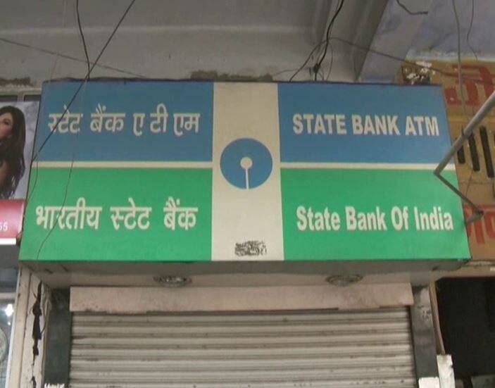 बता दें कि ये पहला मामला नहीं है. 17 फरवरी 2018 को इलाहबाद बैंक के एटीएम से चार हजार रुपये के कटे-फटे नोट निकले थे. सचिन कटियार नाम के एक शख्स ने चार हजार रुपये निकाले, जिसमे 500 के 8 नोट कटे-फटे निकले थे. बीते 10 फरवरी 2018 को किदवाई नगर स्थित एक्सिस बैंक के एटीएम से 500 के नकली नोट निकले थे. इन नकली नोटों में लिखा हुआ था, चूरन नोट. 