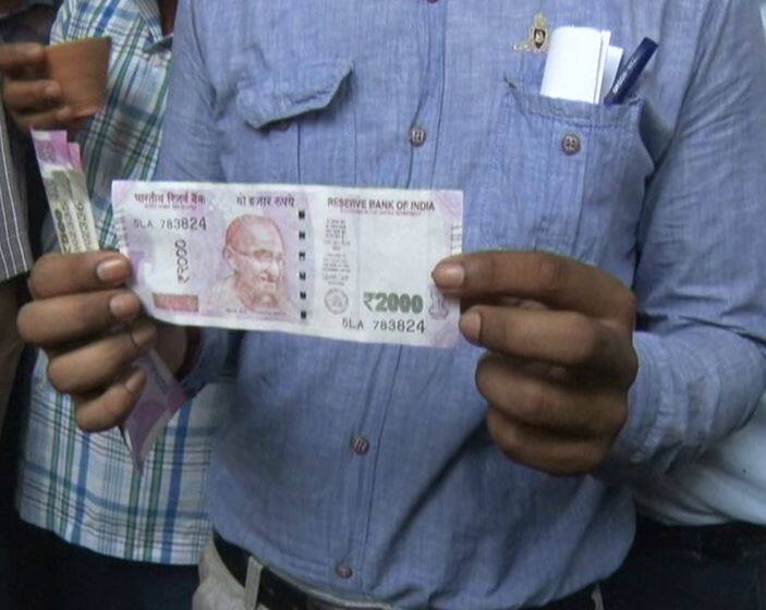 ये मामला नजीराबाद थाना क्षेत्र के एसबीआई का एटीएम का है. संजय नगर के रहने वाले प्रशांत मौर्या ने इस एटीएम से जब 25 हजार रुपया तो उनमें से कुछ नोट कटे-फटे थे और एक नोट नकली था. उन्होंने जब इसकी शिकायत बैंक वालों से की तो उन्हें किसी भी प्रकार की मदद नहीं मिली. इसके बाद उन्होंने इसकी शिकायत पुलिस में की.