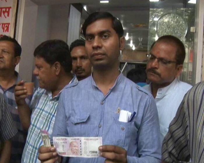 कानपुर में एसबीआई के एटीएम से नकली और कटे-फटे नोट निकलने का मामला सामने आया है. बताया जा रहा है कि जब एक खाताधारक कानपुर के एक एटीएम से 25 हजार रूपये निकाला तो उसमें से दो हजार के छह ऐसे नोट थे जो फटे हुए थे और उसमें टेप लगा हुआ था, वहीं उसमें से एक दो हजार का नोट नकली था. 