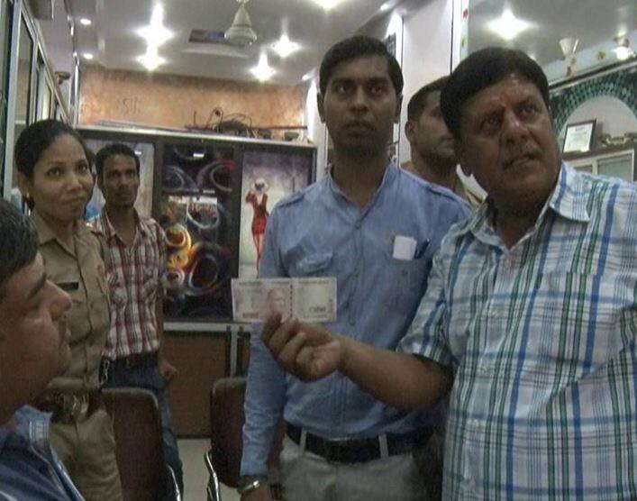 प्रशांत मौर्या ने बताया कि मुझे 25 हजार रुपये की बहुत ही सख्त जरूरत थी. मैंने एटीएम से 25 हजार रुपये निकाले जिसमे से एक दो हजार रुपये का नोट नकली निकला और छह नोट ऐसे थे जो फटे हुए थे और उसमें टेप लगा हुआ था. उन्होंने कहा यह नोट तो बैंक भी नहीं लेगा.