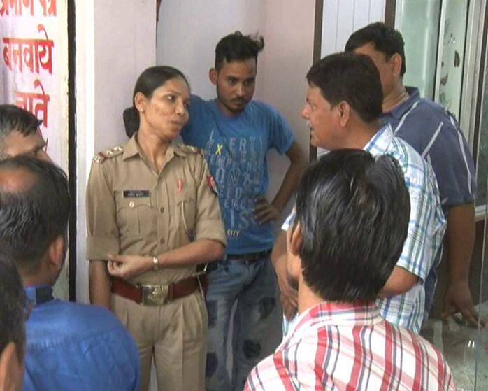 नजीराबाद थानाध्यक्ष निर्मला कुमारी ने बताया कि एटीएम को बंद करा दिया गया है और अधिकारियों को इसकी सुचना दे दी गई है. बैंक के अधिकारी इसकी जांच करेंगे.