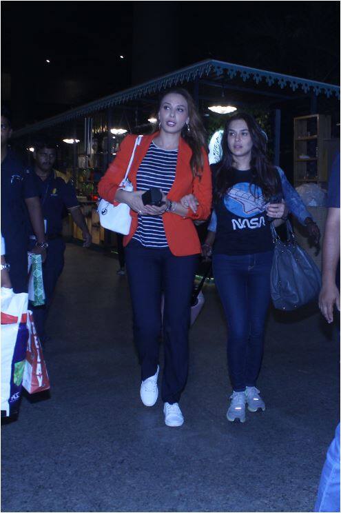 प्रीति जिंटा इन दिनों आइपीएल के शेड्यूल के हिसाब से मुंबई आ जा रही हैं. प्रीति को कई मैचों में अपनी टीम का हौसला बढ़ाते देखा गया है.