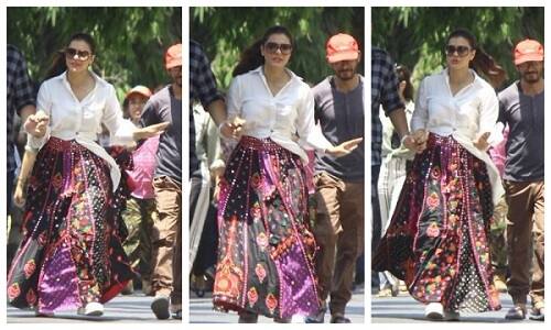 बॉलीवुड अभिनेत्री काजोल हाल ही में मुंबई में शूटिंग के दौरान स्पॉट की गईं. आगे की स्लाइड्स में देखिए उनकी सेट पर शूटिंग के लिए तैयार होते वक्त की तस्वीरें. (तस्वीर: मानव मंगलानी)