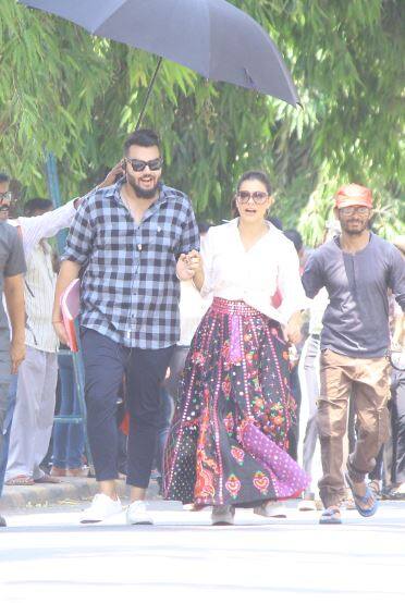 काजोल काफी समय से फिल्मों से दूर हैं. ऐसे में बता दें कि ये काजोल की किसी फिल्म की शूटिंग के लिए नहीं बल्कि एक विज्ञापन की शूटिंग के दौरान की तस्वीरें हैं. (तस्वीर: मानव मंगलानी)