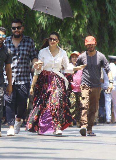 इस दौरान काजोल ने राजस्थानी लहंगा पहना हुआ था साथ ही उसके ऊपर सफेद रंग की शर्ट पहनी थी. (तस्वीर: मानव मंगलानी)