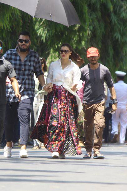 इसके साथ ही काजोल ने पैरों में जूते और धूप से बचने के लिए सलग्लासेज लगाए हुए थे. (तस्वीर: मानव मंगलानी)