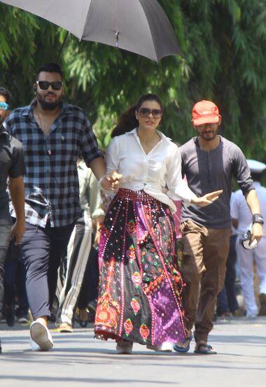 काजोल के देखने के बाद तो साफ है कि ये उनकी शूटिंग से पहले की तस्वीरें है. इनमें काजोल पूरी तरह से तैयार नजर नहीं आ रही हैं. (तस्वीर: मानव मंगलानी)