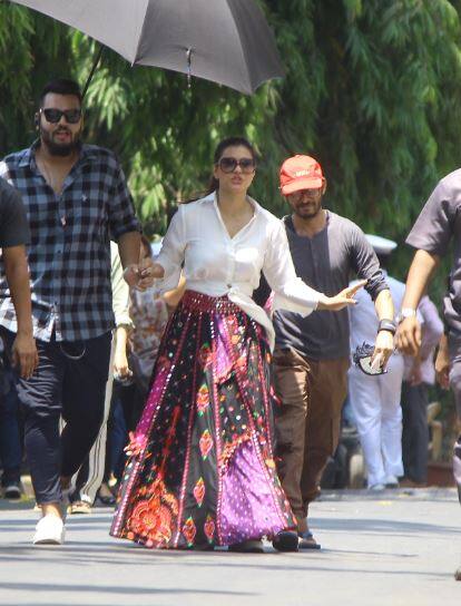 पूरी तरह से तैयार न होने के बावजूद भी काजोल काफी खूबसूरत नजर आ रही हैं. (तस्वीर: मानव मंगलानी)