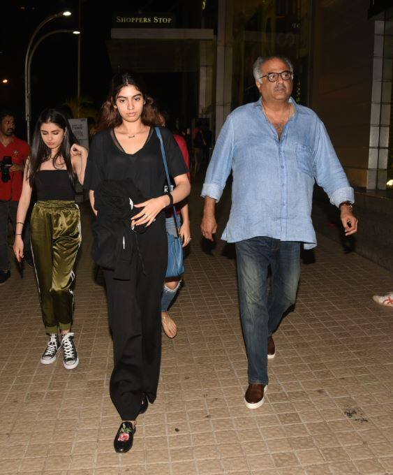 बेटी खुशी कपूर के साथ फिल्म देखने पहुंचे फिल्म मेकर बोनी कपूर. (तस्वीर: मानव मंगलानी)