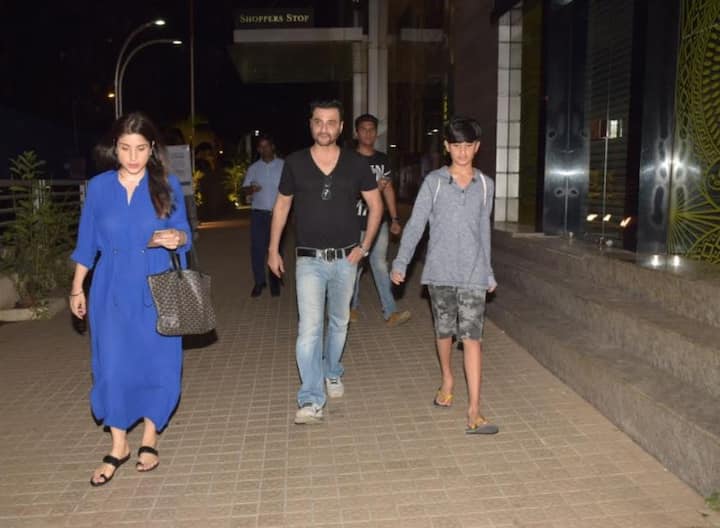 कपूर फैमिली की बात करें तो संजय कपूर भी इस हॉलीवुड फिल्म को देखने पत्नी और बच्चों के साथ पहुंचे. (तस्वीर: मानव मंगलानी)