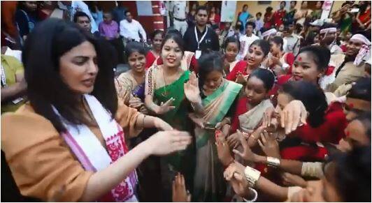 बता दें कि प्रियंका चोपड़ा ने वतन लौटने के साथ ही असम पहुंची जहां उन्होंने एक सांस्कृतिक कार्यक्रम में हिस्सा भी लिया.  