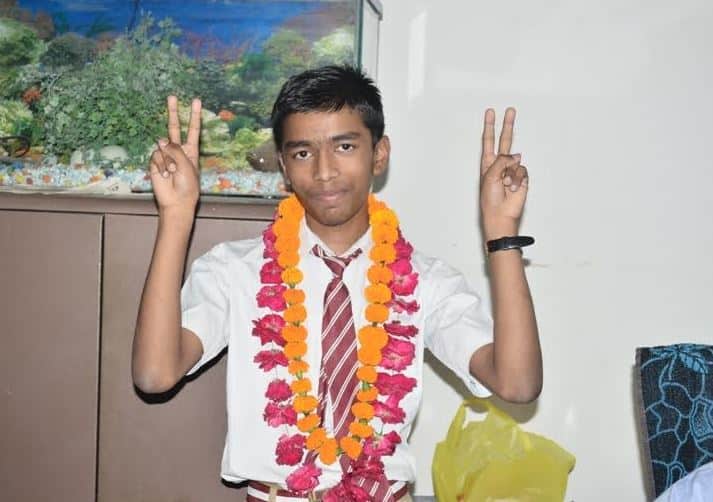 कानपुर के अभिषेक वर्मा ने हाईस्कूल में पांचवी रैंक हासिक की है. अभिषेक ने बताया कि मेरे पापा ज्यादा समय घर से बाहर रहते हैं, लेकिन मेरी मां और बहन मुझे पढ़ाई के लिए मोटिवेट करती रहती थीं. इसके साथ ही जब मैं स्कूल जाता था तो वहां हमारे टीचर भी सपोर्ट करते थे. अभिषेक ने बताया कि वे दिन में 6 से 7 घंटे पढ़ाई करते थे.