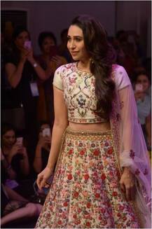 फिल्मों से दूर रैम्प पर जलवा बिखेरती नजर आईं बॉलीवुड एक्ट्रेस करिश्मा कपूर