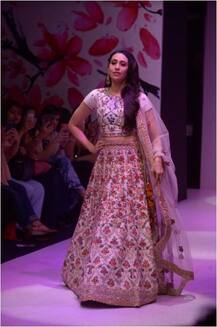 फिल्मों से दूर रैम्प पर जलवा बिखेरती नजर आईं बॉलीवुड एक्ट्रेस करिश्मा कपूर