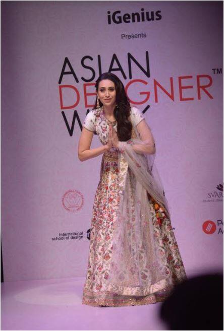गोविंदा के साथ कई हिट फिल्म दे चुकीं करिश्मा कपूर को डिजाइनर ड्रेस में देखकर उनके फैंस बेहद खुश हैं.