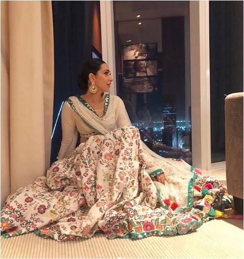 करीना कपूर की बड़ी बहन करिश्मा कपूर सोशल मीडिया पर भी काफी एक्टिव हैं. यहां वो अपने फैंस के लिए अपनी ताजा तस्वीरें शेयर करती रहती हैं. फोटो: मानव मंगलानी