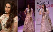 फिल्मों से दूर रैम्प पर जलवा बिखेरती नजर आईं बॉलीवुड एक्ट्रेस करिश्मा कपूर