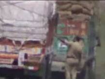 ट्रकों से अवैध वसूली कर रहे थे पुलिसवाले, वायरल हो गया वीडियो