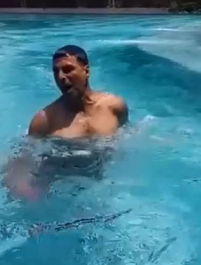akshay kumar and shilpa shetty in this summer  VIDEO: अक्षय कुमार को गर्मी ने किया परेशान तो स्विमिंग पूल में ये करते दिखे अक्की