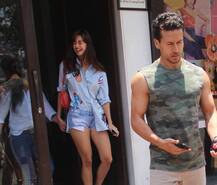 PHOTOS: गर्लफ्रेंड दिशा और मम्मी आयशा के साथ लंच पर पहुंचे टाइगर श्रॉफ