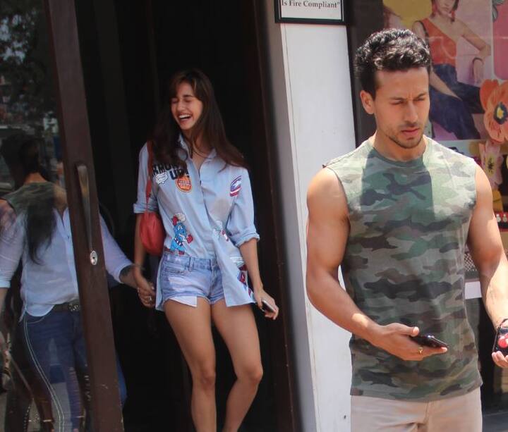 अपनी रूमर्ड गर्लफ्रेंड दिशा पाटनी के साथ संडे को टाइगर श्रॉफ लंच के लिए पहुंचे. इस दौरान दिशा और टाइगर के साथ उनकी फैमिली भी नजर आई. 