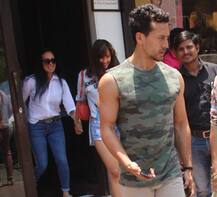 PHOTOS: गर्लफ्रेंड दिशा और मम्मी आयशा के साथ लंच पर पहुंचे टाइगर श्रॉफ