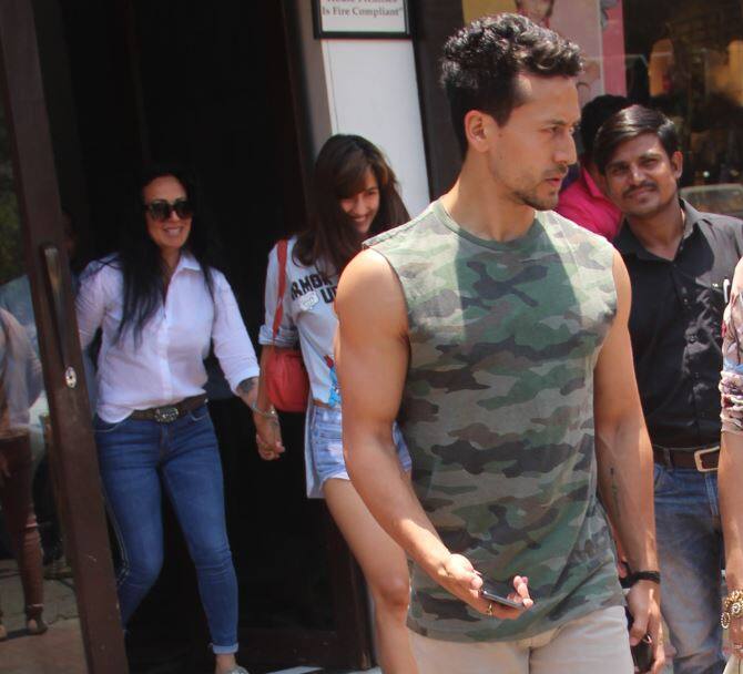  दिशा और टाइगर के साथ लंच पर टाइगर की मां आयशा भी पहुंची थी. 