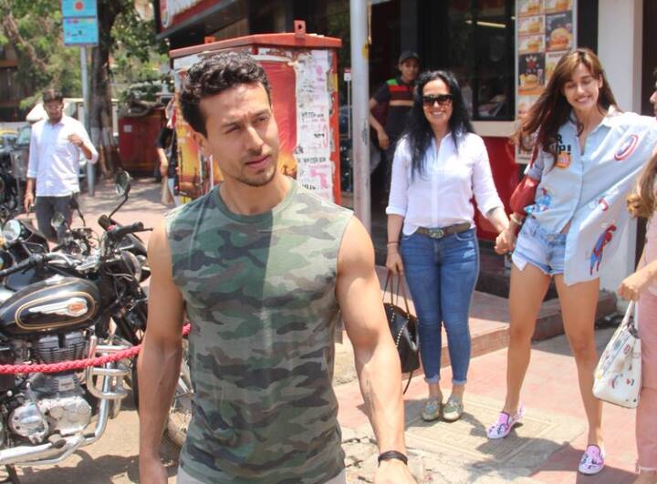 रेस्टोरेंट से निकलते वक्त दिशा और टाइगर की मां आयशा की कैमेस्ट्री देखने लायक थी, दोनों ही एक दूसरे की कंपनी का काफी इंजॉय करते नजर आए