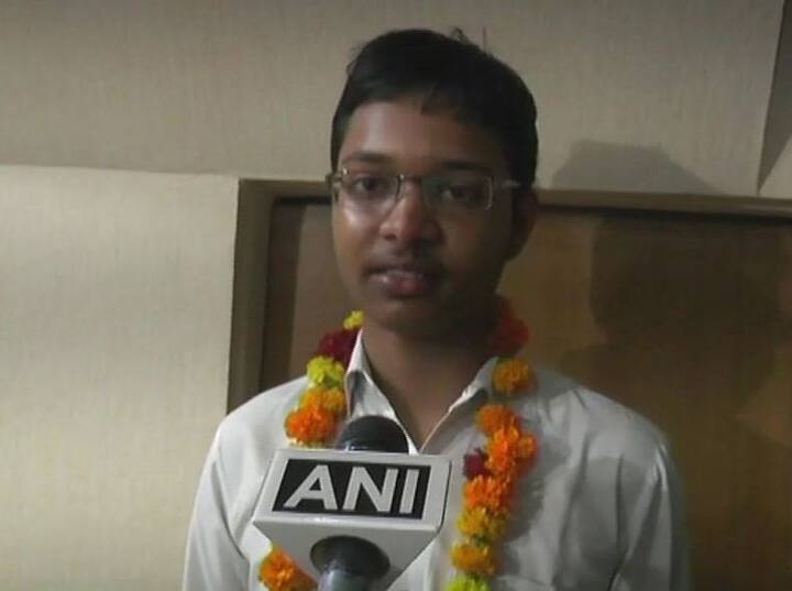 वहीं कानपुर के उत्कर्ष ने हाईस्कूल में छठां स्थान हासिल किया है. उन्होंने कहा कि मैं बहुत खुश हूं कि मैं छठे रैंक पर हूं. मेरे पिता एक सरकारी स्कूल में हैं. उत्कर्ष ने कहा कि वे भविष्य में एक IAS ऑफिसर बनना चाहते हैं. 