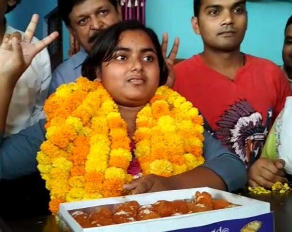हाईस्कूल में टॉप करने वाली अंजली वर्मा कहती हैं कि मुझे बेहद खुशी है कि मैने बोर्ड एग्जाम में टॉप किया है. मुझे पता था कि मैं अच्छे अंक हासिल करूंगी. मेरे टीचर ने तैयारी करने में मेरी बहुत मदद की. मैं भविष्य में इंजीनियर बनना चाहती हूं. मेरे पिता एक किसान हैं लेकिन उन्होंने हर समय मेरा साथ दिया. 