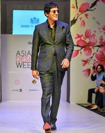 Asian Designer Week: रैंप पर करिश्मा कपूर ने बिखेरा जलवा, चंकी पांडे ने भी किया वॉक