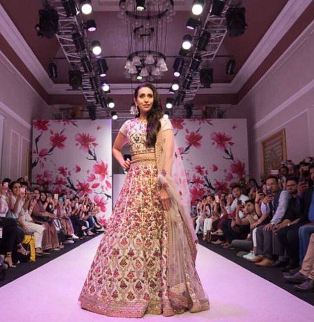 उन्होंने कहा कि एडीडब्ल्यू का फोकस उपमहाद्वीप और देश के विभिन्न भागों से डिजाइनर्स को दुनिया के सामने पेश करना है. एशिया डिजाइनर वीक का लक्ष्य एशियाई देशों के बीच मजबूत संबंधों को और संपन्न बनाना है. एशिया के विभिन्न देशों में तमाम विविधताओं के बावजूद सांस्कृतिक मूल्यों, परंपराओं और विरासत का एक मजबूत संबंध है. Photo- Instagram @therealkarismakapoor