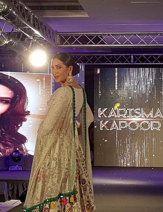  जानी-मानी भारतीय डिजाइनर दीपिका शर्मा ने अपने शानदार और हैरतअंगेज संग्रह से फैशन शो में आए दर्शकों को काफी प्रभावित किया. उनके डिजाइनर परिधानों में सभी मौकों पर पहने जाने वाले खूबसूरत परिधान शामिल थे. Photo- Instagram @therealkarismakapoor