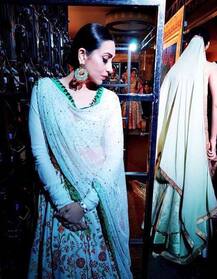 Asian Designer Week: रैंप पर करिश्मा कपूर ने बिखेरा जलवा, चंकी पांडे ने भी किया वॉक