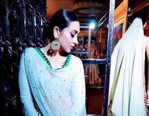 Asian Designer Week: रैंप पर करिश्मा कपूर ने बिखेरा जलवा, चंकी पांडे ने भी किया वॉक