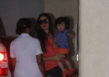 PHOTOS: मम्मी करीना के साथ नानी हाउस पहुंचे तैमूर दिखे, हैरान-परेशान