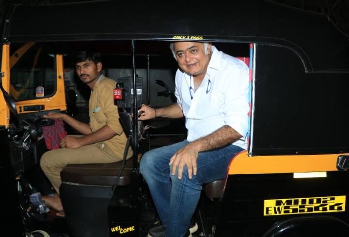 इस स्क्रीनिंग के लिए फिल्म निर्देशक हंसल मेहता ऑटो में सवार होकर पहुंचे.
