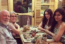 इन दिनों मुंबई में हैं कैटरीना के पैरेंट्स, कल साथ में डिनर करने पहुंचा पूरा परिवार, देखें Pics