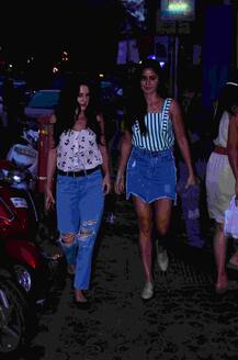 इन दिनों मुंबई में हैं कैटरीना के पैरेंट्स, कल साथ में डिनर करने पहुंचा पूरा परिवार, देखें Pics