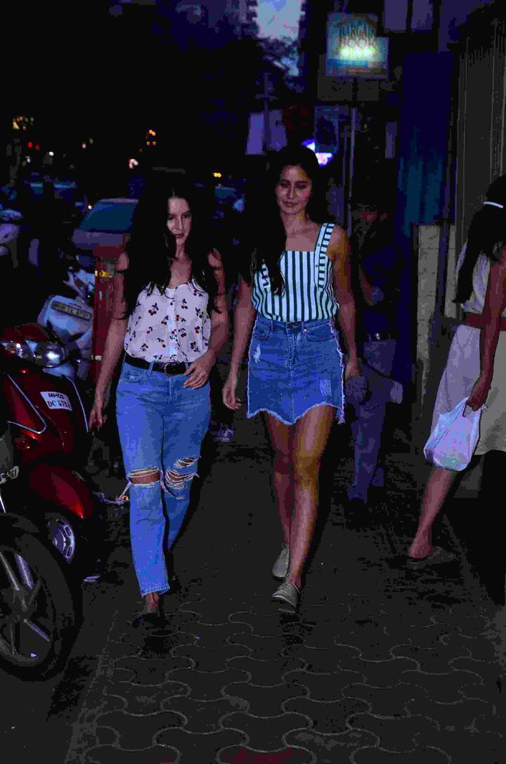 इस मौके पर कैटरीना और उनकी बहन बहुत खुश नज़र आईं.    