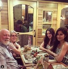 इन दिनों मुंबई में हैं कैटरीना के पैरेंट्स, कल साथ में डिनर करने पहुंचा पूरा परिवार, देखें Pics