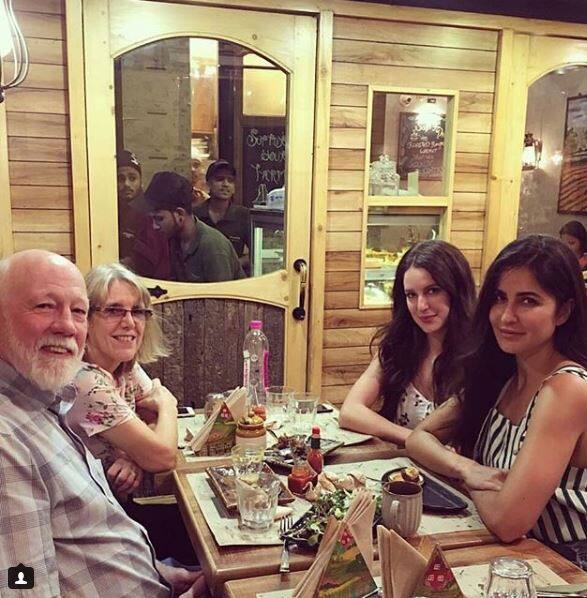 हाल ही में कैटरीना कैफ अपने परिवार के साथ एक रेस्टोरेंट में स्पॉट की गई. यहां वे अपने पैरेंट्स और छोटी बहन इसाबेल कैफ के साथ पहुंची थीं. वैसे तो वो अपनी बहन के साथ अक्सर किसी पार्टी या फिर किसी और मौके पर साथ दिखी हैं. लेकिन इस बार उनकी बहन ही नहीं माता-पिता भी साथ दिखें. बता दें कि वो अपनी बहन इसाबेल को फिल्म में लॉन्च करने वाली हैं. कैटरीना के माता-पिता भी इस खुशी को बच्चों के साथ बिताने के लिए मुंबई आ चुके हैं. 