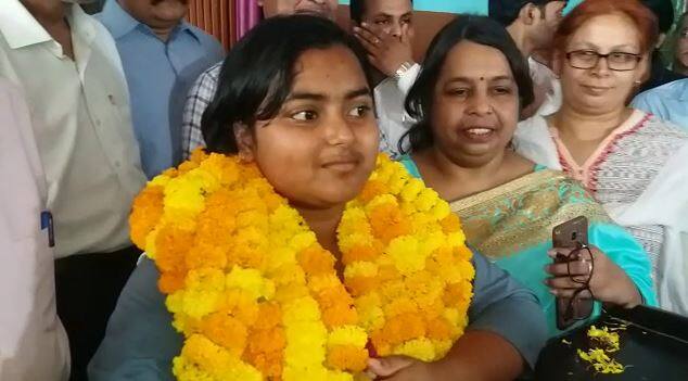 Deputy CM Keshav Prasad Maurya honored Top 10th Top Anjali Verma in Allahabad इलाहाबाद : डिप्टी सीएम केशव प्रसाद मौर्य ने किया 10वीं की टॉपर अंजली वर्मा को सम्मानित