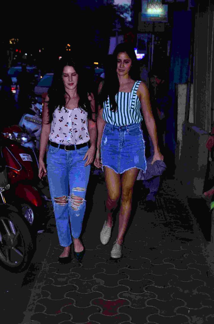 वहीं कैटरीना कैफ भी 'जीरो' की शूटिंग कर रही हैं. इस फिल्म वो लीड रोल में हैं और उनके साथ फिल्म में शाहरूख खान और अनुष्का शर्मा भी शामिल हैं. 