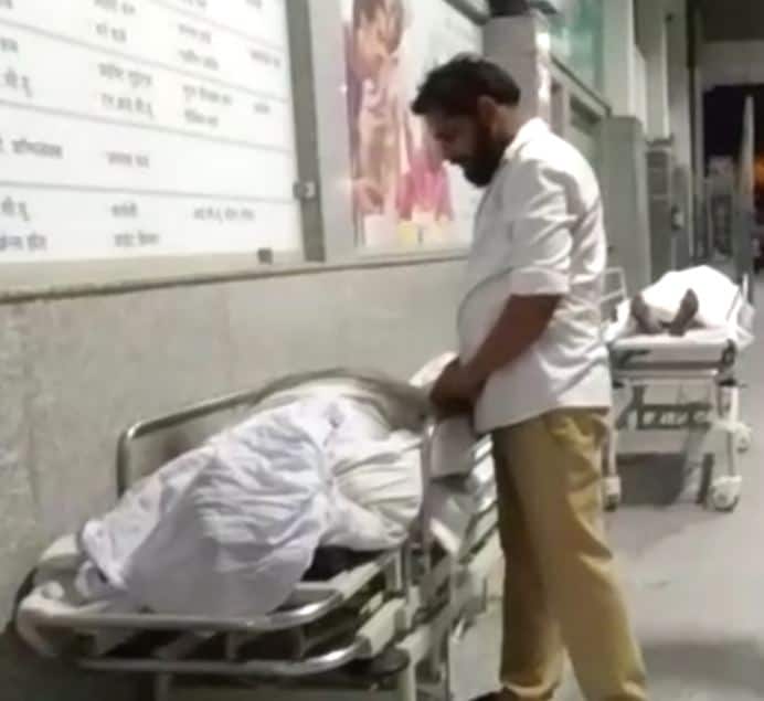 हाईटेंशन तार के चपेट में आई बारातियों से भरी बस, दूल्हे के पिता सहित दो की मौत high tension wire fall on bus in Agra two dead हाईटेंशन तार के चपेट में आई बारातियों से भरी बस, दूल्हे के पिता सहित दो की मौत