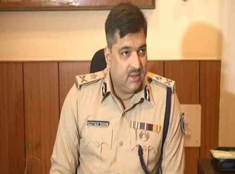 लड़की मिन्नतें करती रही भैया छोड़ दो, दरिंदों ने सरेआम उतारे कपड़े, 4 गिरफ्तार लड़की मिन्नतें करती रही भैया छोड़ दो, दरिंदों ने सरेआम उतारे कपड़े, 4 गिरफ्तार