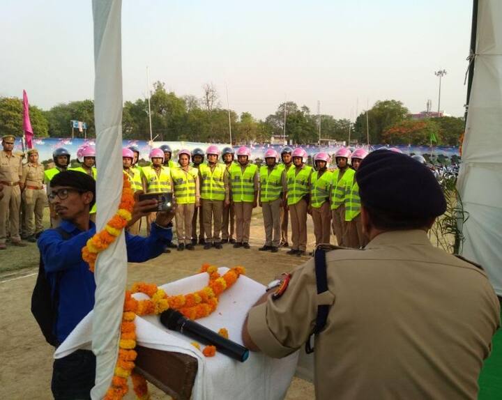 सूबे के इस पहले आल फीमेल दस्ते के पास मॉडर्न 9 एमएम पिस्टल के साथ बॉडी कैम और वायरलेस सेट भी होगा. साथ ही इनके सर पर डिज़ाइनर हेलमेट होगा ताकि वे दूर से ही पहचान में आ सकें. एक्सीडेंट के केस में मदद पहुंचाने के लिए फर्स्ट एड किट और भीड़ में बिना हथियार के उपद्रवियों से निपटने के लिए मिर्ची स्प्रे की कैन होगी.