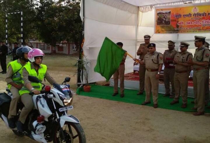 वाराणसी: रानी लक्ष्मीबाई की जन्मस्थली काशी में पुलिस का नया चेहरा देखने को मिलेगा. अब शहर में छेड़खानी करने वाले रोड रोमियोज को महिला पुलिस का फैंटम दस्ता सबक सिखाएगा. वाराणसी पहुंचे यूपी के डीजीपी ओपी सिंह ने सूबे ले पहले महिला फैंटम दस्ते को हरी झंडी दिखाकर रवाना किया. इस दस्ते में शामिल महिला पुलिसकर्मी अपने पुरुष सहयोगियों की तरह ही हाई स्पीड बाइक्स पर शहर में गश्त करेंगी.